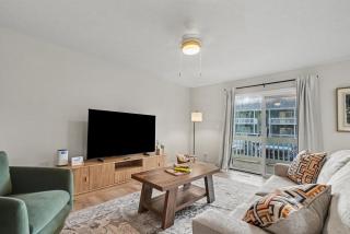 Game Day Luxury 2B2BA Condo By ND Balcony - 7
