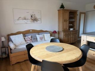 Appartement de 45m² avec balcon, 5 couchages, à 300m des pistes et commerces, bien équipé - FR-1-572-103 - 2