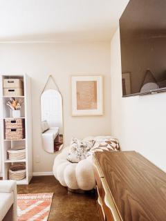 Boho-Chic Guesthouse near South Congress with 2 Kings & Parking - 8