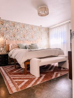 Boho-Chic Guesthouse near South Congress with 2 Kings & Parking - 4