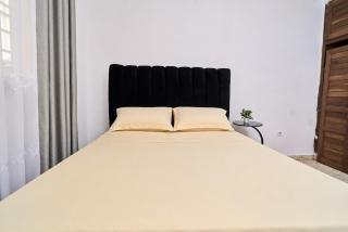 Serene Modern 1BR Secure Parking & On-Call Host - 6