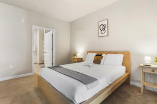 Spacious 2BR plus Den - Pool Balcony & 3 Queens - 2