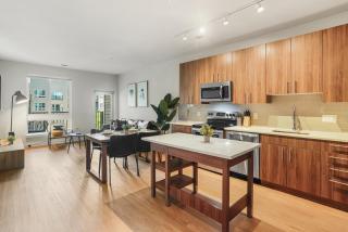 Spacious 2BR plus Den - Pool Balcony & 3 Queens - 9
