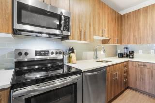Spacious 2BR plus Den - Pool Balcony & 3 Queens - 8