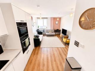 Free Parking Stokes Croft 2-Bed Flat Sleeps 5 - 0