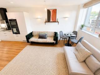 Free Parking Stokes Croft 2-Bed Flat Sleeps 5 - 9