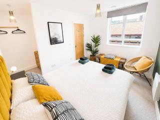 Free Parking Stokes Croft 2-Bed Flat Sleeps 5 - 8