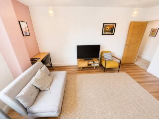 Free Parking Stokes Croft 2-Bed Flat Sleeps 5 - 7