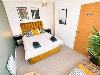 Free Parking Stokes Croft 2-Bed Flat Sleeps 5 - 6