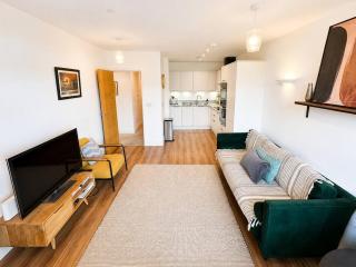 Free Parking Stokes Croft 2-Bed Flat Sleeps 5 - 4