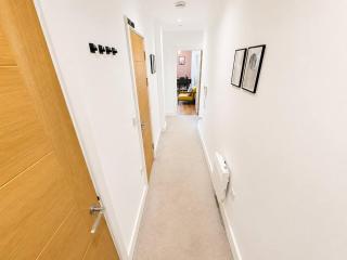 Free Parking Stokes Croft 2-Bed Flat Sleeps 5 - 2