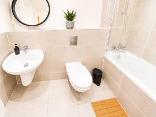 Free Parking Stokes Croft 2-Bed Flat Sleeps 5 - 1