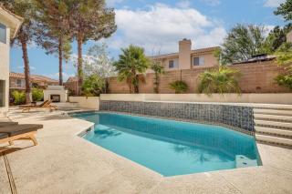 Extended-Stay Vegas Retreat w/ Private Pool & Spa - 9