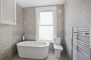 Huge 1 Bedroom Flat with Private Parking - 2
