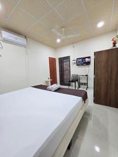 Lavish Abode Golden & White - 3