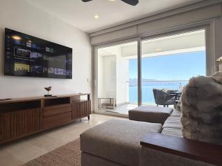 Oceanfront Condo 500Mbps WiFi & Desk - 6