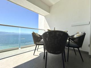 Oceanfront Condo 500Mbps WiFi & Desk - 4