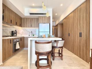 Oceanfront Condo 500Mbps WiFi & Desk - 1