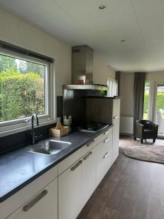 Cozy chalet with veranda and garden in the Veluwe - 5