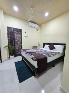 Lavish Abode Green & Black Suite - 5