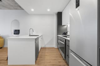 Sleek 1BR Montreal Stay - Gym - Sleeps 4 - 7