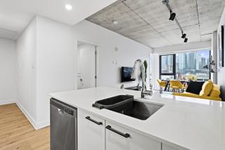 Sleek 1BR Montreal Stay - Gym - Sleeps 4 - 5