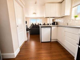 Bentley's Cosy Cottage- Perfect for Families, Contractors and Long Stays-Sleeps 5-Pet Friendly - 5
