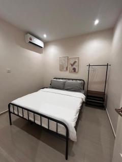 Golden Inn 7 pax 3 rooms 2 Toilets w Karaoke Dart - 2