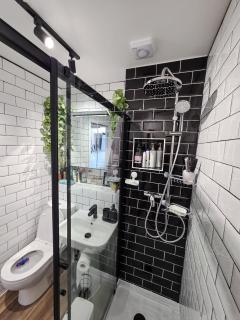Double Rooms with Shared Bathroom Near The Shore and Tram - 8