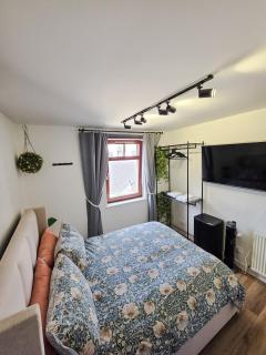 Double Rooms with Shared Bathroom Near The Shore and Tram - 4