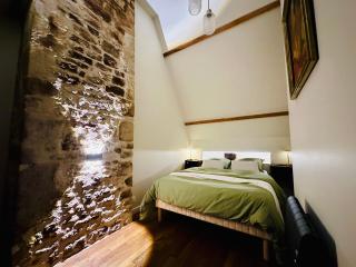 Peregrine House, Elegant Apartment, Historic centre of Valognes - 3