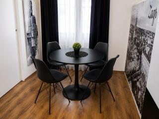 Octagon Main Square Apartment - 2