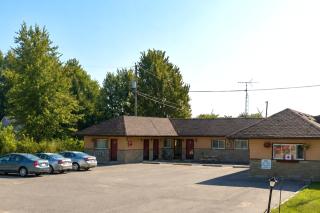 Queen's Motel Blenheim Near Lake Erie ON - 6