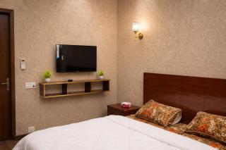 Modern King Room in DHA Phase 6 Near Raya - 6