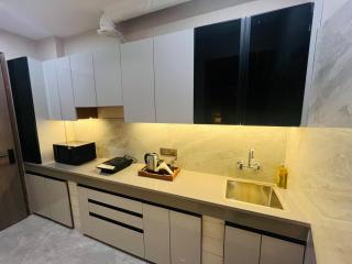 Modern 1BHK in DLF Phase 3 Near Cyber City - 1