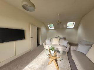 Stunning Sheffield Penthouse with Panoramic Views - 6