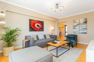 Sundrenched 2 bed 2 bath apartment + sea views - 3