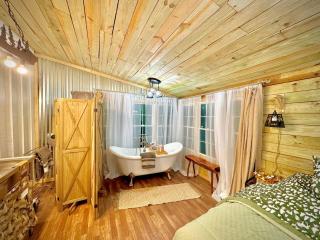 King Suite • Clawfoot Tub • Room Only Sardis Lake - 4