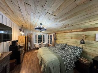 King Suite • Clawfoot Tub • Room Only Sardis Lake - 5