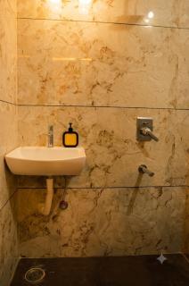 Cozy quarters Spacious 2BHK Near Bombay Hospital - 7