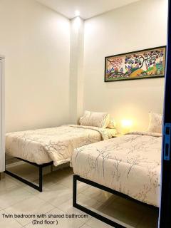 Ndalem Suryo Guesthouse - 9