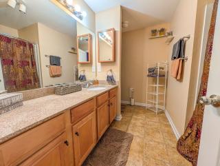 4BR Home with calif king bed Sleeps 10, Gym near Airport - 3