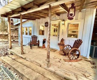 2 Cabins, King Suite & Bunkhouse Compound - Sardis - 5