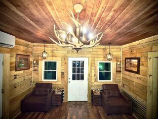 2 Cabins, King Suite & Bunkhouse Compound - Sardis - 1