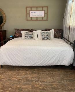 2 Cabins, King Suite & Bunkhouse Compound - Sardis - 7