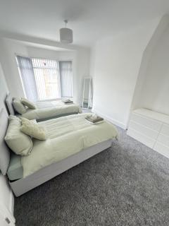 Contractors, Holiday House, Free Parking, 3 bedroom , sleeps 6 - 8