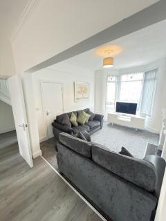 Contractors, Holiday House, Free Parking, 3 bedroom , sleeps 6 - 9