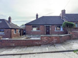 Your Perfect Work Stay with Driveway-Contractors, Families or Council Guests-Suitable Home for All-Full Kitchen, Backyard & Free on street Parking- Bradford Centre & M606 - 2