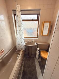 Spacious Home for 8 - Contractors or Council Guests or Families - with Full Kitchen, Backyard & Free Parking - near Bradford Centre & M606 - 6