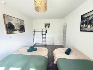 Spacious Home for 8 - Contractors or Council Guests or Families - with Full Kitchen, Backyard & Free Parking - near Bradford Centre & M606 - 3